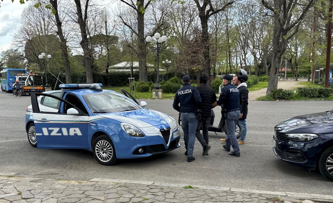 Firenze: poliziotto fuori servizio sventa uno scippo, arrestata una quarantunenne